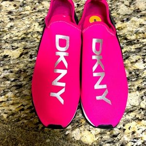NWOT DKNY WOMENS ATHLETIC SHOES